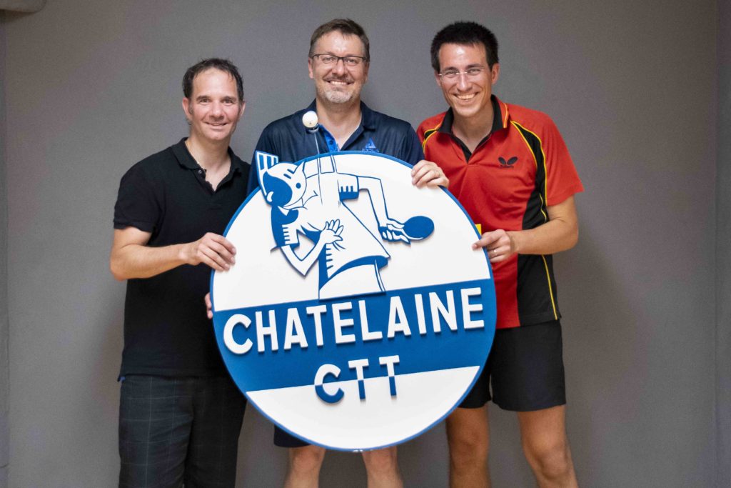 Franky, Stef et Laurent et le logo du club